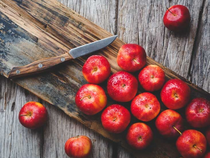 Fresh and juicy apple, a rich source of pectin, a soluble fiber, known for its digestion-boosting properties. Discover the benefits of apples for your digestive health.